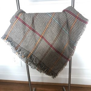 NWOT Houndstooth Stadium/Blanket Scarf